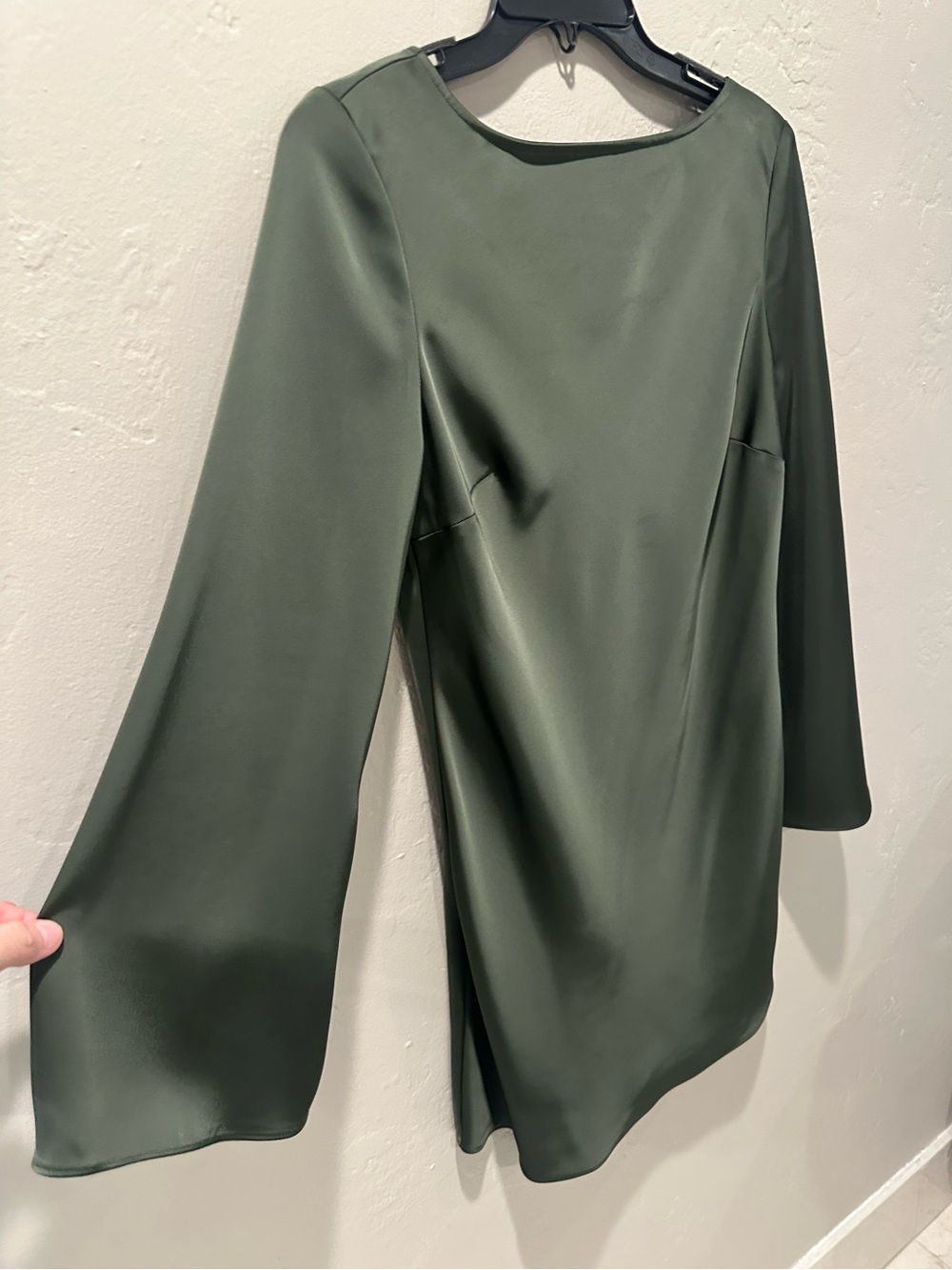Gianni Bini Dark Green Satin-Look Long-Bell Sleeve Mini Dress Size 8 - Picture 4 of 9